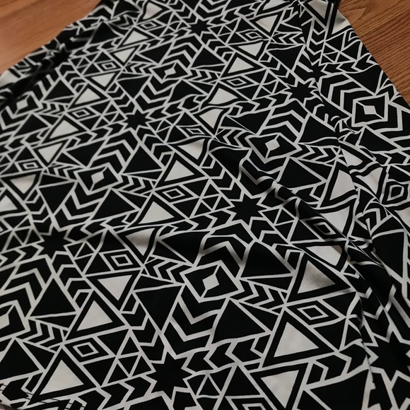 π5/$25π Lularoe Tribal print skirt - sz XS - Picture 3 of 4
